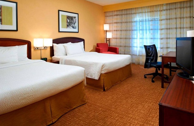 Great Location! FREE Parking, Indoor Swimming Pool, Near Elgin History Museum!