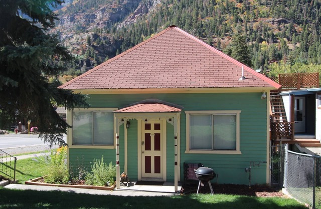 GREAT LOCATION- IN TOWN- 1 BLOCK TO MAIN- WALK TO EVERYTHING