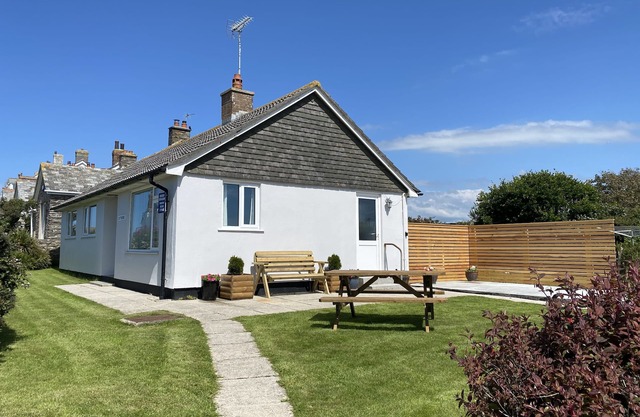GREAT LOCATION less than 5 minute walk to centre of Tintagel and Coastal Footpa