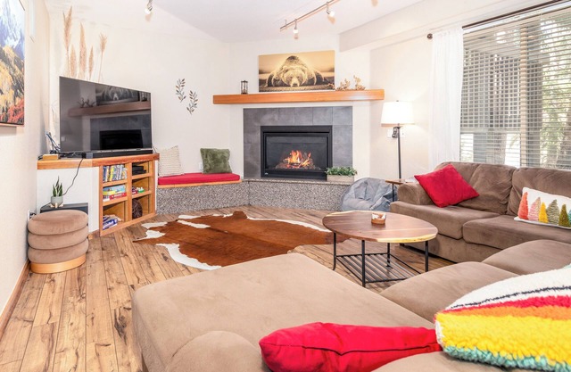 Great Location. Spacious Condo. Pool and Hot Tubs.