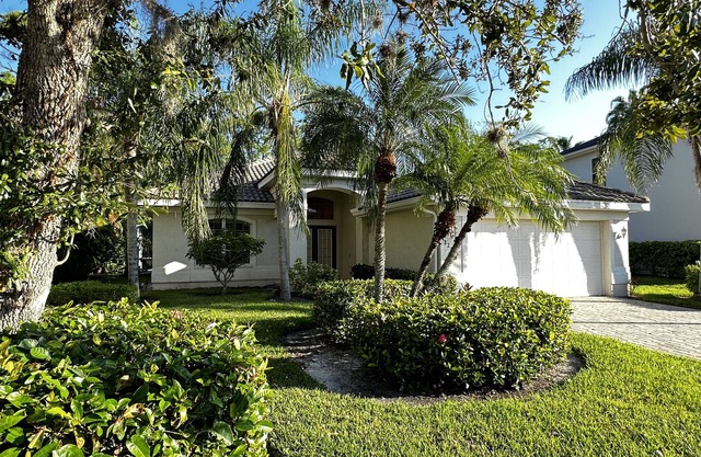 Great Location! W of SR41 and within walking distance to the best attractions