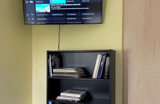 Great Mid-Town Toronto Bachelor Suite Convenient to Downtown and Airport