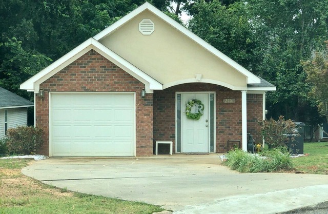 Great neighborhood. 1.2 miles from the Masters