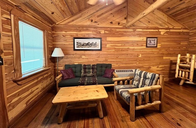 Great Oaks Cabins, Cabin 4
