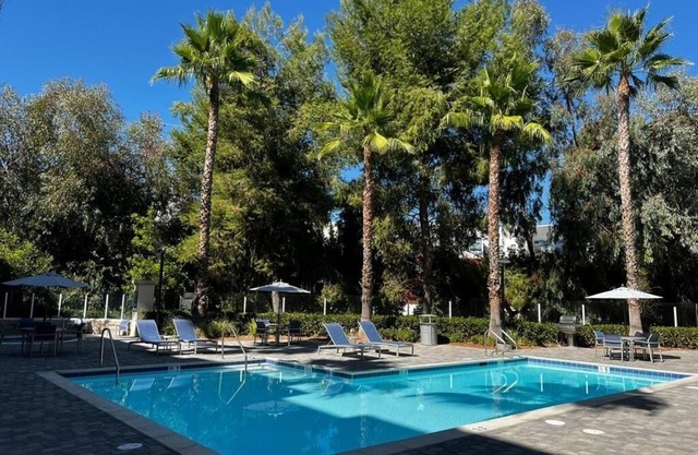 Great place w/all you need for you visit to LA. Gym, pool, sauna, jacuzzi &more!