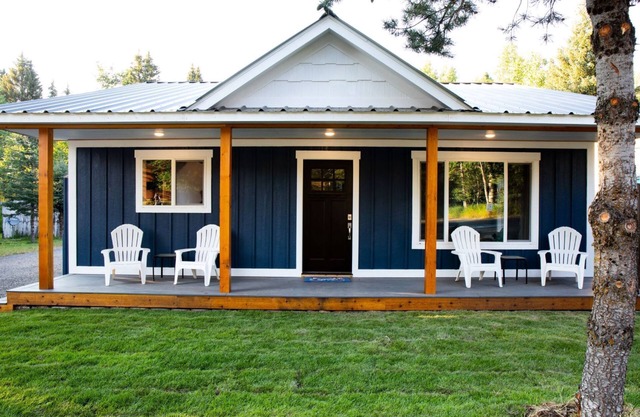 GREAT REMODELED PET FRIENDLY COTTAGE! Walk to downtown and and the lake!