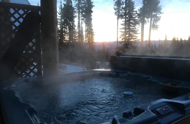 Great Ski in/Ski out, Fireplace and Private Hot Tub.