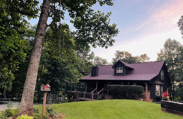 Great Smoky’s Cabin - Close to Tail of the Dragon - Sleeps 12 - Pet Friendly