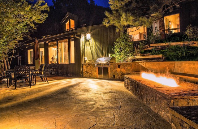 Great Views! Minutes to Snowmass Village! Large Fire Pit. Plenty of Space!