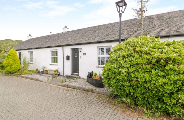 GREBE COTTAGE, pet friendly, with open fire in Balvicar, Isle Of Seil