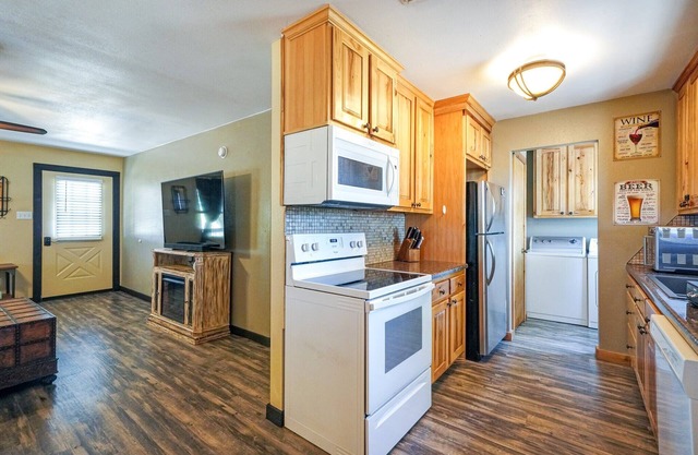 Green Acres- Charming Farmhouse plus 4acres