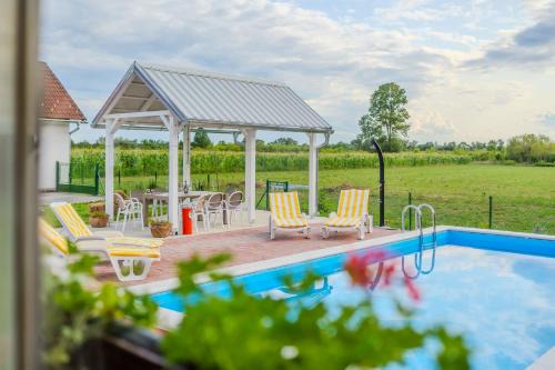 Green Oasis Estate with Private Pool and Backyard near Zagreb