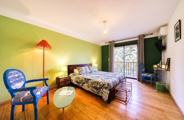 Green room: charm, comfort, calm, large garden, swimming pool, jacuzzi