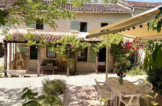 Greengates, Lavender Cottage, Beautiful rural french home. Hot tub, Heated pool.
