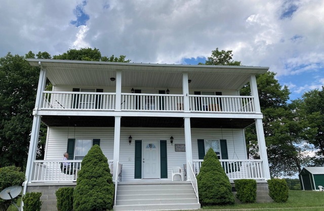 Greenhaven Farm: 4-bedroom farmhouse in beautiful Cool Ridge, WV