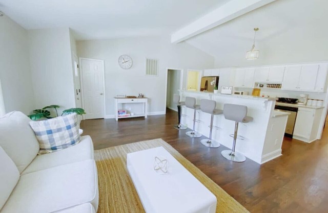 Greenleaf (HSV) · 「Greenleaf」Stylish & Bright 4 bd/3 ba Vacation