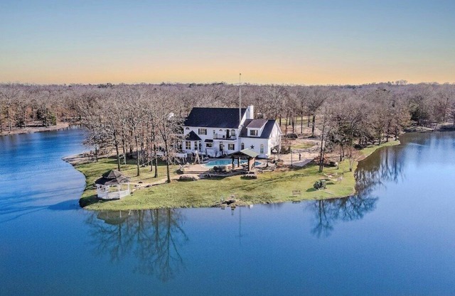 GREENVILLE House · Getaway - Private Lake, Kayaking, Trails, Jaccuzi
