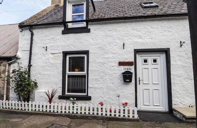 GRIFFIN COTTAGE, family friendly, character holiday cottage in Nairn