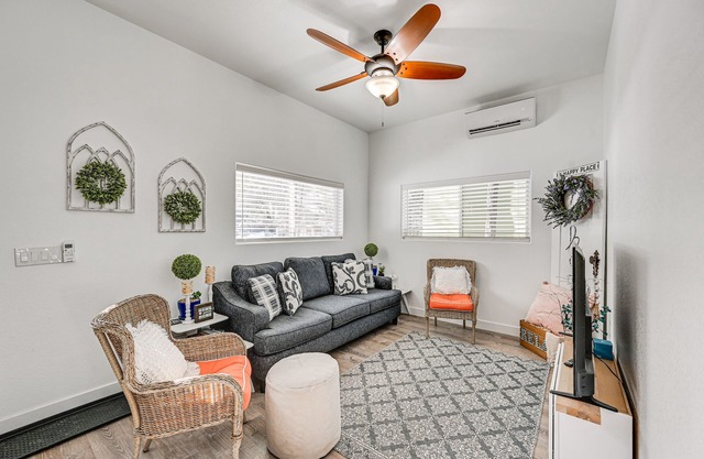 Grill & Patio: Charming Cabin in Munds Park