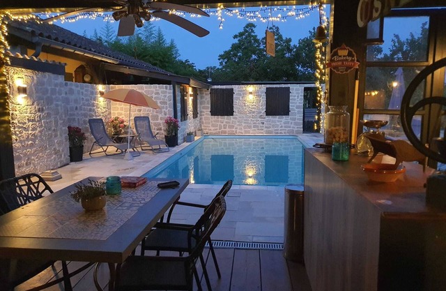 Groot 6 Persoons Familie Huis met Overdekt Buiten Terras, en Gedeeld Zwembad