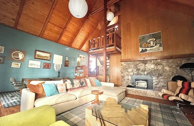 Groovy Spacious Cabin 20mins from Sedona - with a Pool! @ That70sCabin