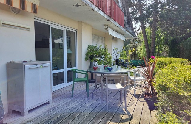 Ground Floor Apartment with Terrace, Near Shops, Sleeps 4