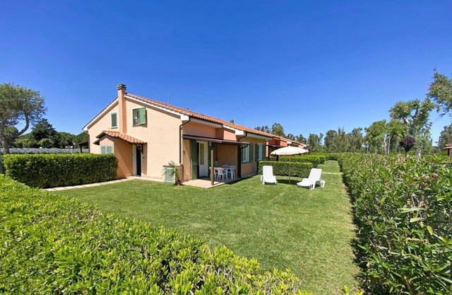 Ground floor apartment of 56 m2 composed of a living room with satellite TV, kitchenette complete with dishwasher, fridge with freezer, microwave oven.Double sofa bed, a double bedroom and bathroom.On the mezzanine floor there are two single beds oron re