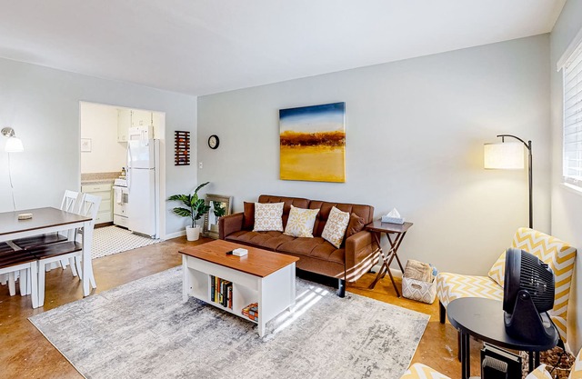 Ground-floor condo - walk to Lake Austin - dog-friendly, WiFi, and central AC