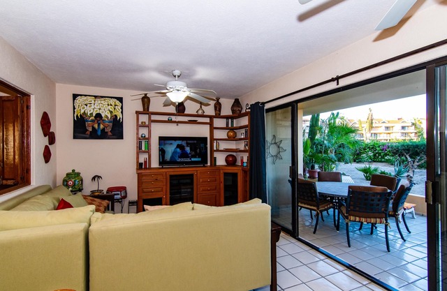 Ground floor Condo, Golf Course, Beach, 3 pools/spas, Tranquil, Romantic