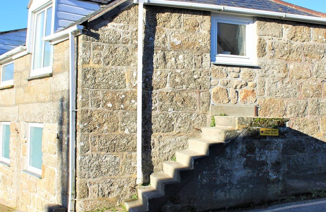 GROUND FLOOR THE HAYLOFT, family friendly, with a garden in Sennen