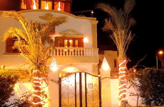 Ground floor villa with private outdoor living room - Surfers Lounge apartments