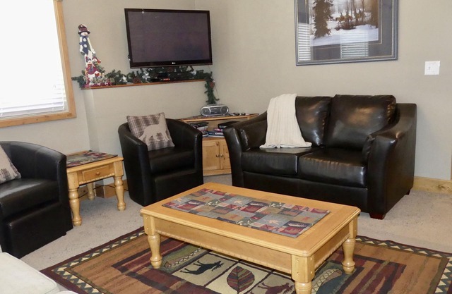 Ground Level, 2 Bedroom Suite - Close to Village and The Pond!