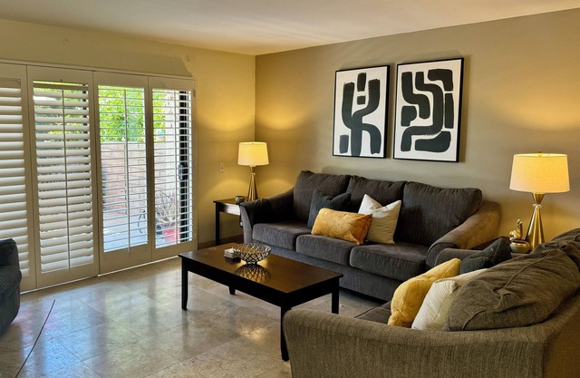 Ground level , pet friendly, 2b 2b condo with large patio and Mountain view