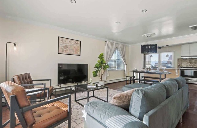 Group Chic | 25 Mins ->NYC | Free Parking | W/D