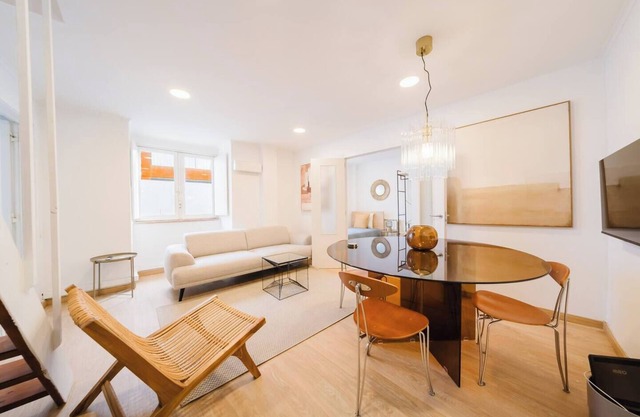 Group-Friendly 4BR Lisbon Duplex + Castle View