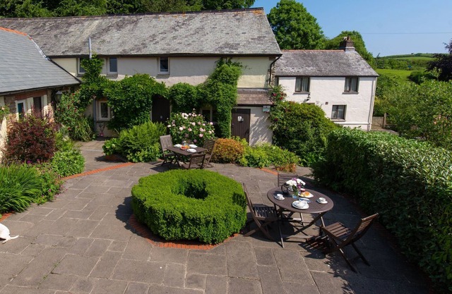 Group friendly, 6-bedroom house, sleeping 12 with onsite swimming pool