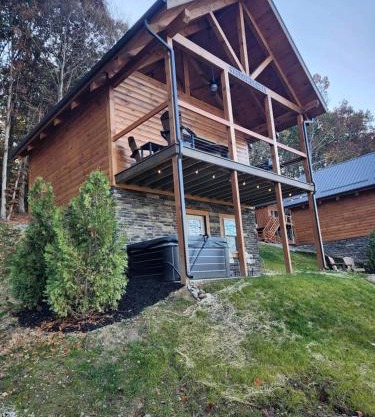 Group Friendly Cabin with Spa on the Deck in Ohio