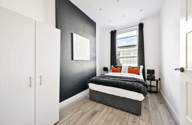 Group-Friendly Apt |Steps toTube Station -Shops