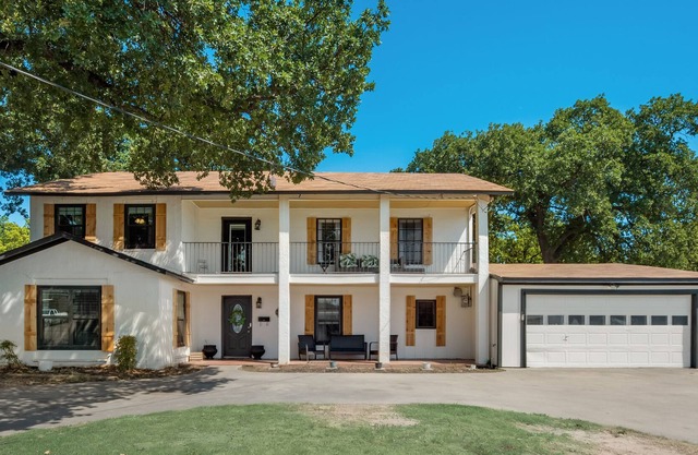 Group-Friendly Home- 10 minutes from Downtown Fort Worth/Stockyards-Sleeps 10!