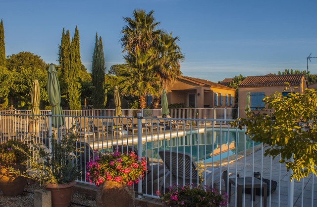 Group Gite 48 pers with swimming pools, hall and reception tent