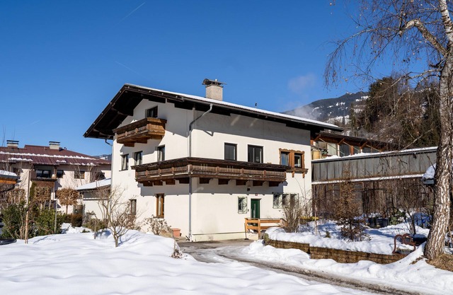 Group house with own cinema and bar, ski lift 1km away