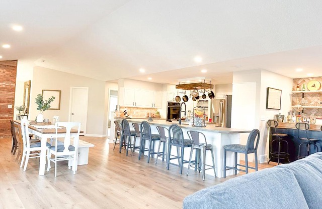 Group House Sleeps 26 THE ATTIC - 2 Miles to Cedar Point