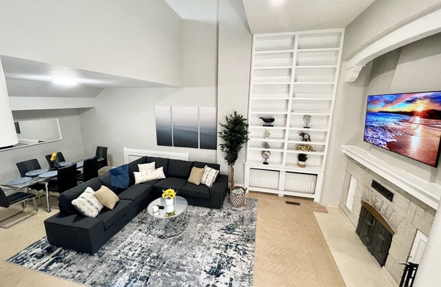 GROUP LUX in Old Town/Gold Coast (+private roof)