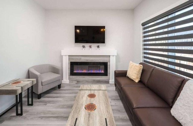 🏡 Group Stay Near Downtown 6BR Full Duplex Sleeps 16! 2 Kitchens Banff P