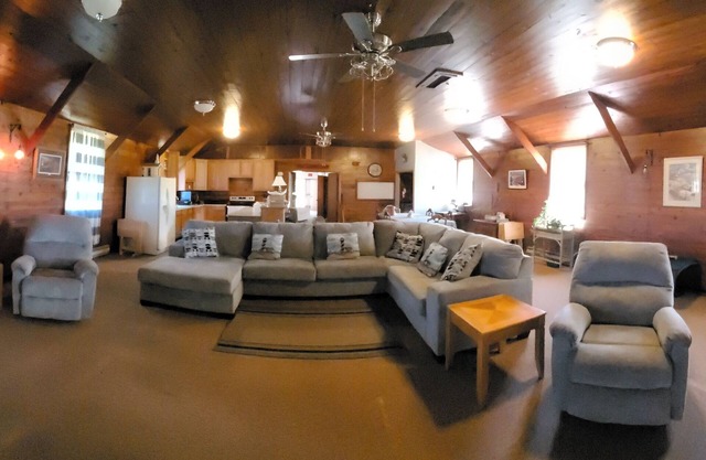 Groups,families,fisherman friendly gatherings lake close by and boating parking