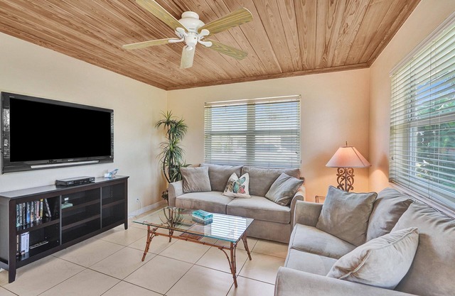 Grove 1 Bdrm/Bath Condo. 1 Blk walk Ocean & Dwtn Delray w/Pool, Parking & WiFi