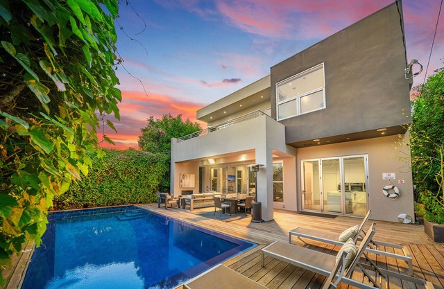 Grove Villa D! 5bdr/Best Location/Pool