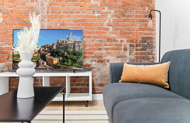 GSLofts - Unit 204 · Chic Red Bricks Loft 204 - 2 Bed in Downtown