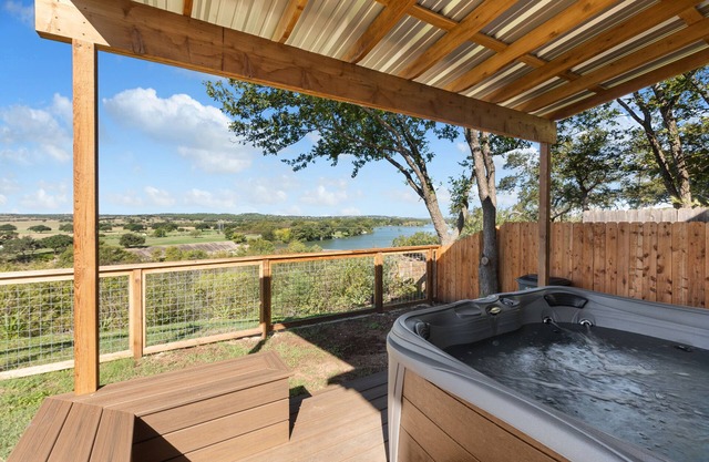 Guadalupe Bluff Farmhouse - Guadalupe River View - Hot Tub