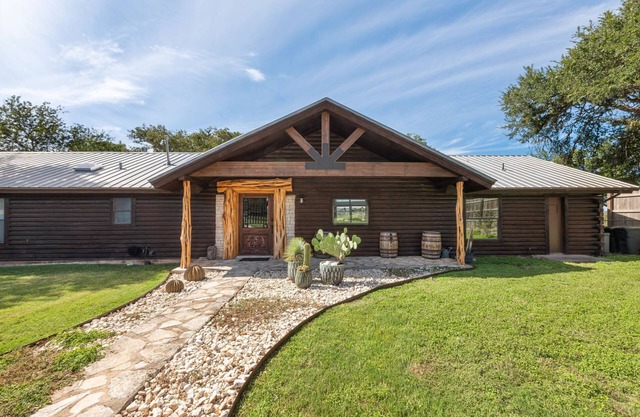 Guadalupe Bluff Log Cabin - Hot tub - Guadalupe River View